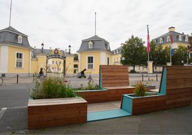 Der Poketpark ist an seinem neuen Standort vor dem Schloss angekommen.